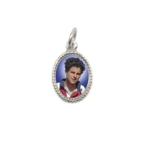 MD102527P20 - Medalha de Alumínio Oval Pequena Prata c/ 20un. São Carlo Acutis- 1,5x1cm